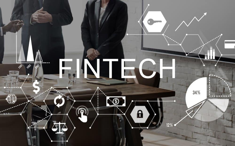 iş insanları görseli üzerinde fintech yazısı ve grafik bileşenler