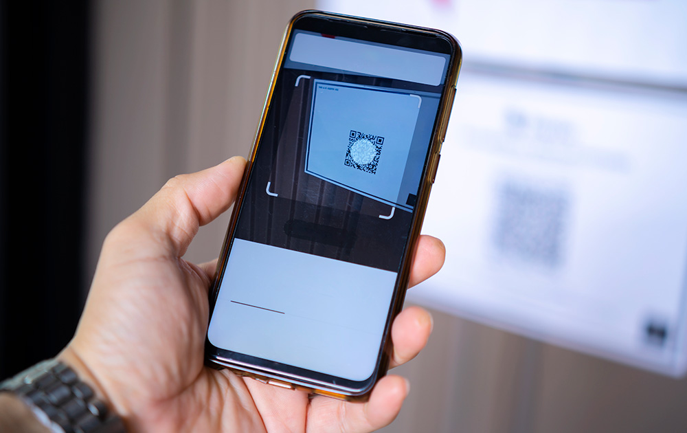 qr kod okutan bir akıllı telefon tutan insan eli fotoğrafı