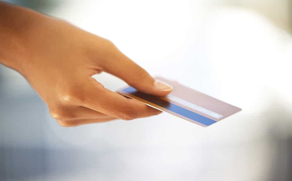 kredi kartı uzatan bir insan eli