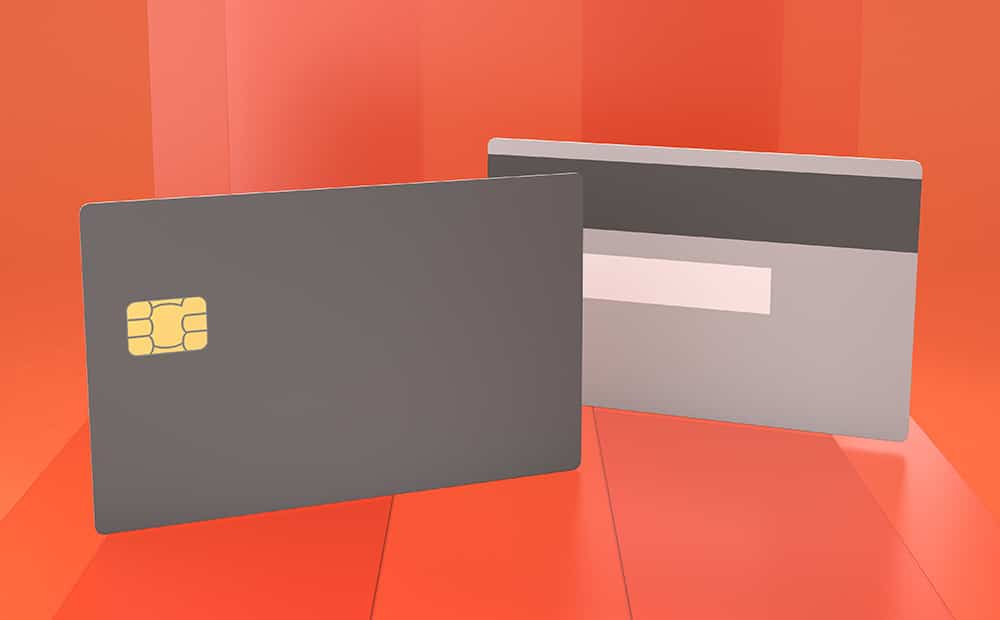 kırmızı fon üzerinde birinin ön yüzü, diğerinin arka yüzü görünen iki gri kredi kartı