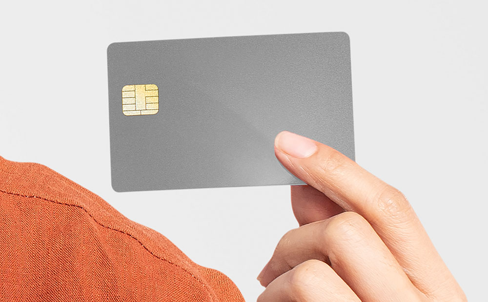 gri renkte kredi kartı tutan bir el