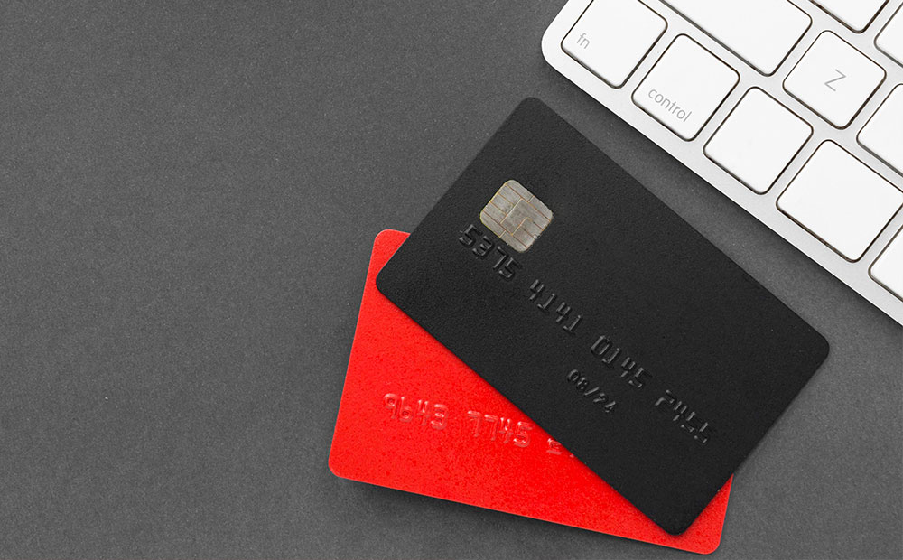 bir adet kırmızı ve bir adet siyah renkli kredi kartı